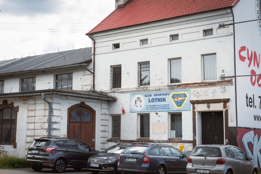 Sportowy klub zapaśniczy Lotnik znajdujący się w hali na Psim Polu przy ul. Bierutowskiej, która została właśnie zabytkiem