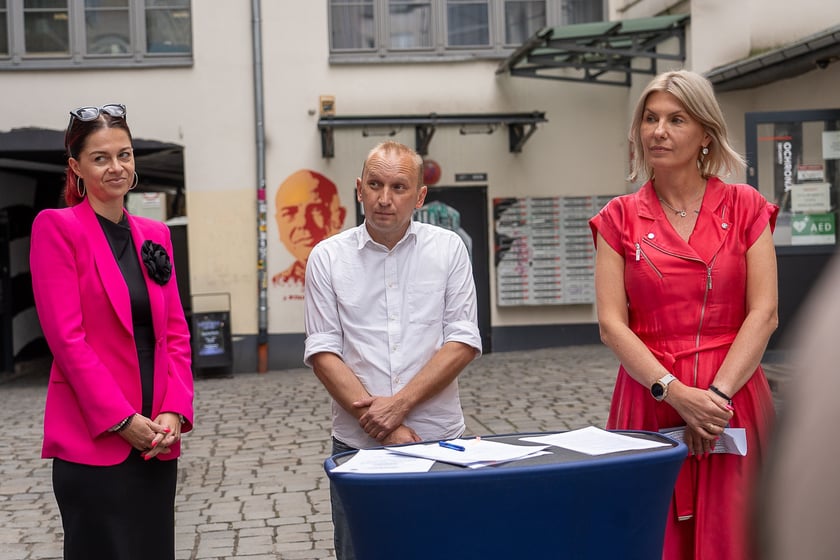 Magdalena Wdowiak-Urbańczyk (dyrektorka departamentu spraw społecznych), Tomasz Kosmalski i Renata Granowska, podpisanie umowy w sprawie neon&oacute;w, 20 czerwca 2024