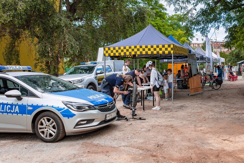 Piknik ZDiUM&nbsp;podczas otwarcia nowej trasy pieszo-rowerowej wzdłuż rzeki Oławy