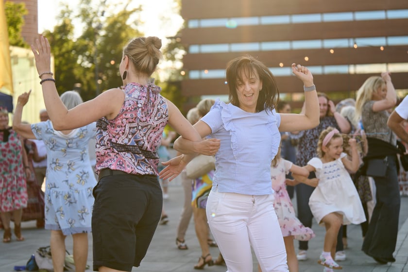 Wrocławska Potańcówka na placu Wolności - czerwiec 2024. „Domówka pod gwiazdami”