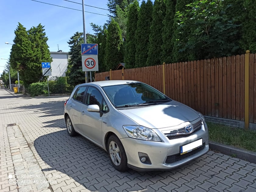 Przykłady niezgodnego z prawem parkowania