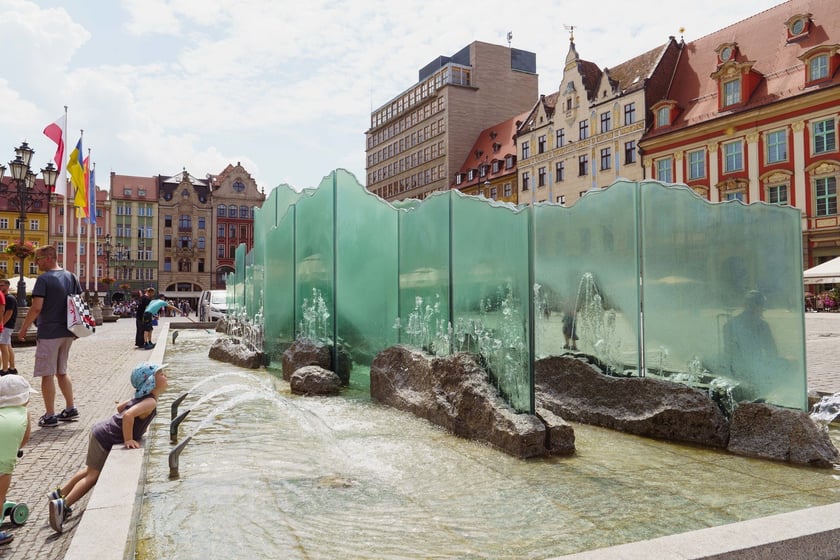 Fontanna &bdquo;Zdr&oacute;j&rdquo; na wrocławskim rynku