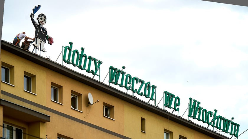 Zdejmowanie rurek z napisu i pana neonu "dobry wieczór we Wrocławiu"
