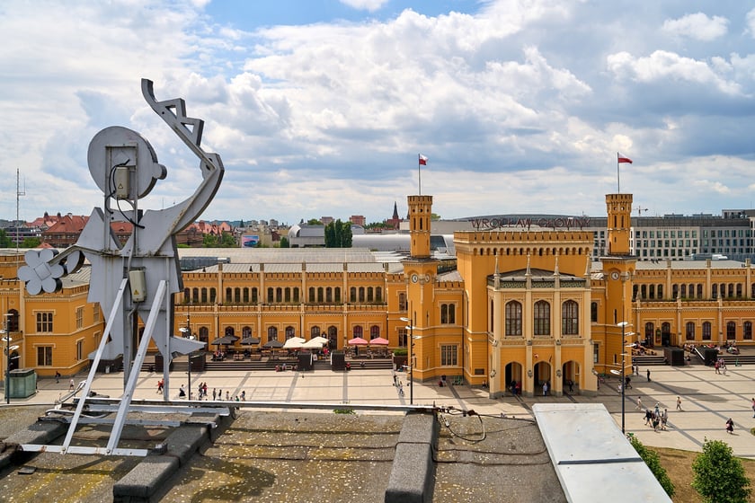 Zdejmowanie rurek z napisu i pana neonu "dobry wieczór we Wrocławiu"