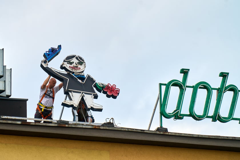Zdejmowanie rurek z napisu i pana neonu "dobry wieczór we Wrocławiu"