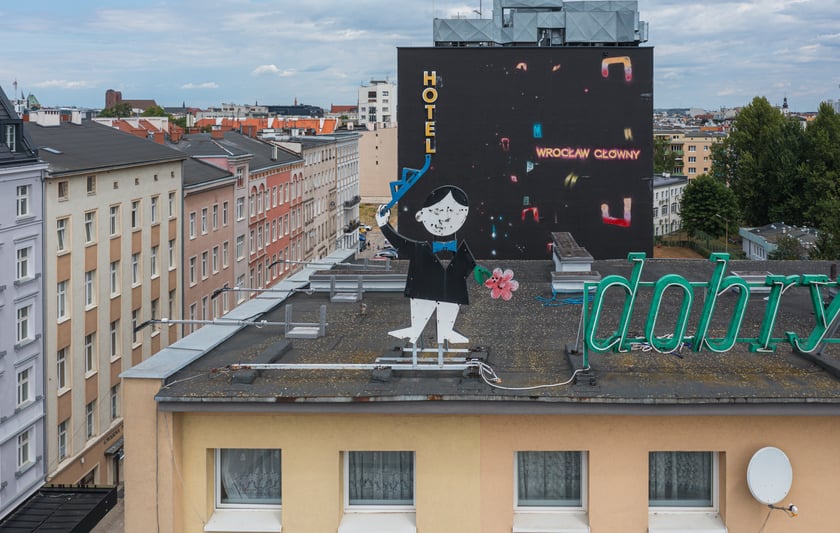 Zdejmowanie rurek z napisu i pana neonu "dobry wieczór we Wrocławiu"