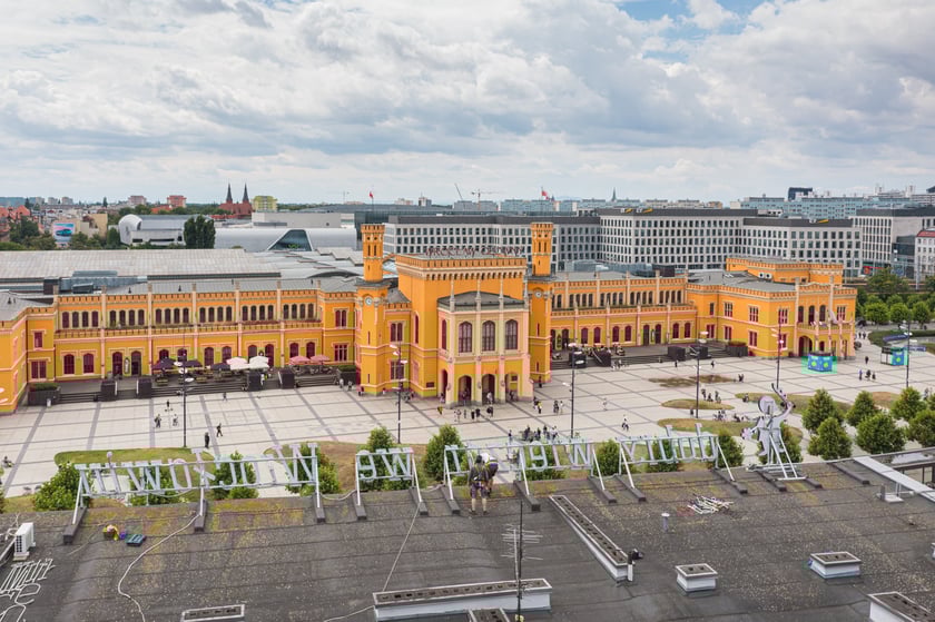 Zdejmowanie rurek z napisu i pana neonu "dobry wieczór we Wrocławiu"