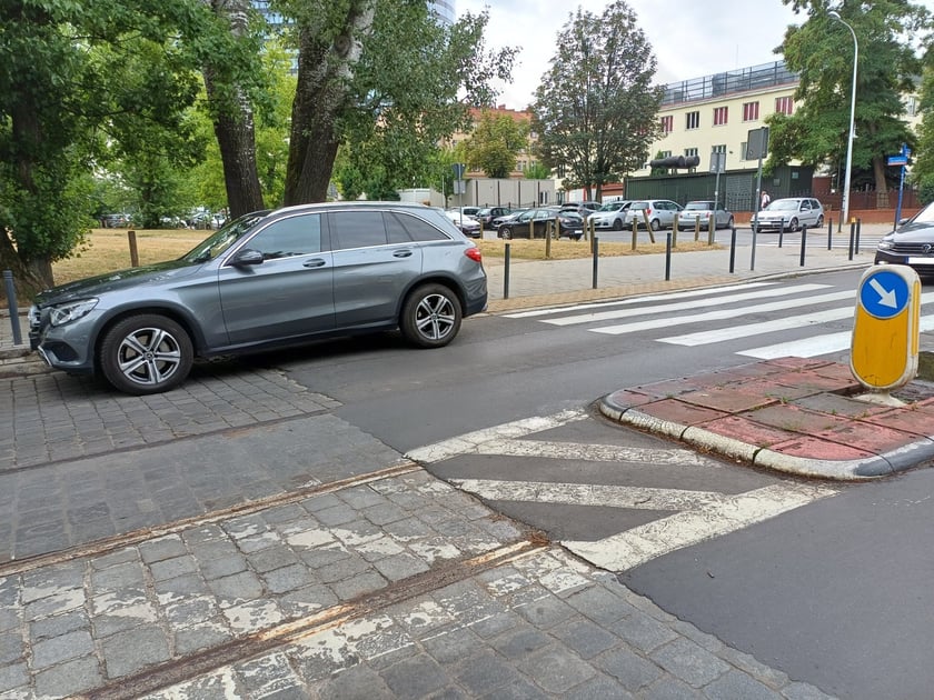 Przykłady nieprawidłowego parkowania samochod&oacute;w