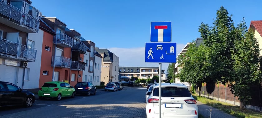 Przykłady nieprawidłowego parkowania samochod&oacute;w