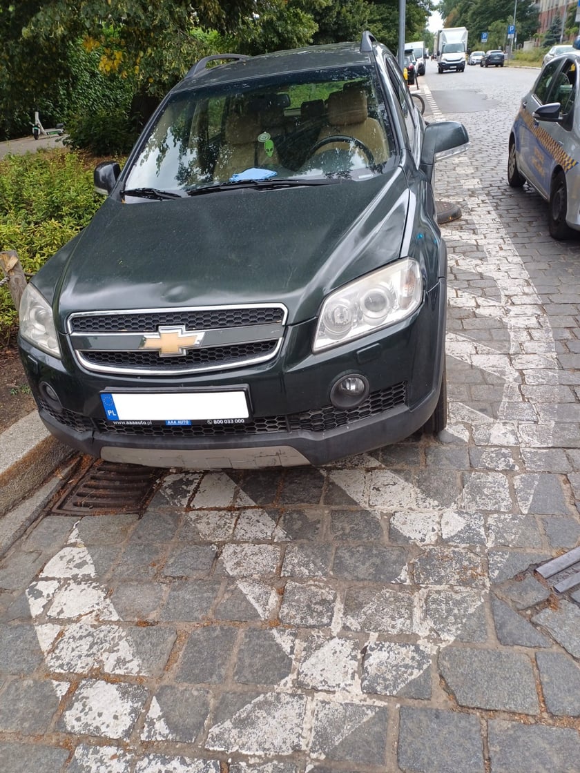 Przykłady nieprawidłowego parkowania samochod&oacute;w