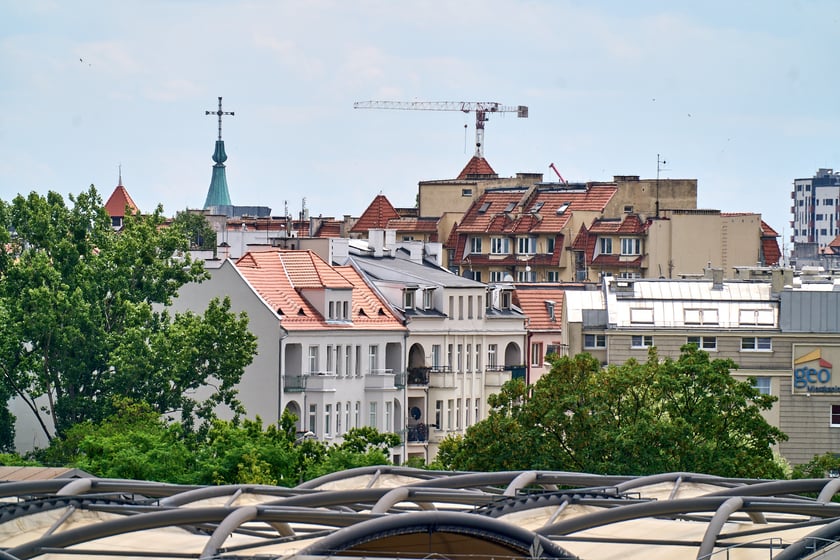 Widok budynku z neonem Dobry wiecz&oacute;r we Wrocławiu&nbsp;