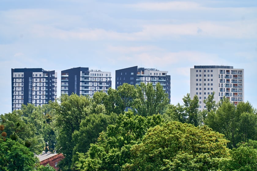 Widok budynku z neonem Dobry wiecz&oacute;r we Wrocławiu&nbsp;