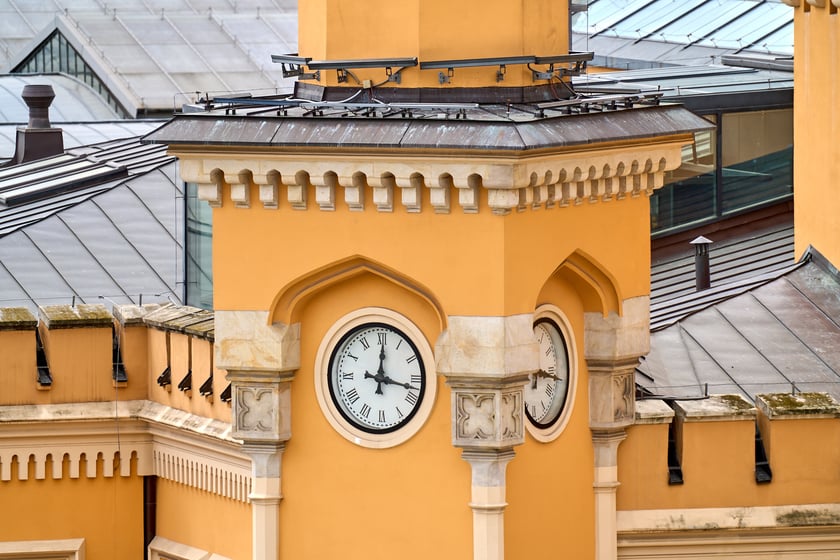 Widok budynku z neonem Dobry wiecz&oacute;r we Wrocławiu&nbsp;