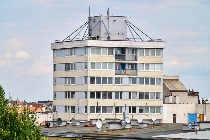 Widok budynku z neonem Dobry wiecz&oacute;r we Wrocławiu&nbsp;