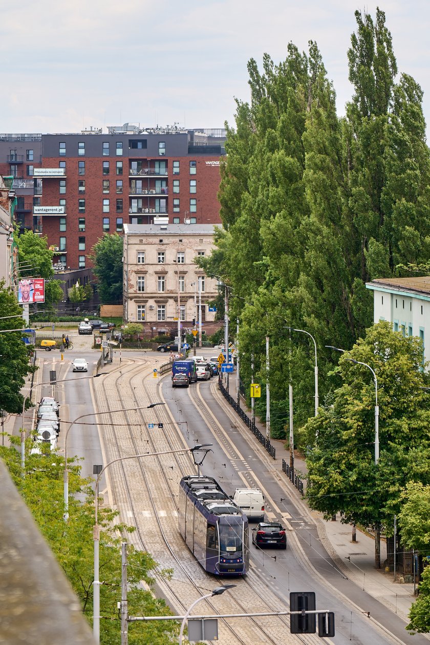 Widok budynku z neonem Dobry wiecz&oacute;r we Wrocławiu&nbsp;