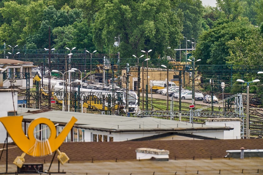 Widok budynku z neonem Dobry wiecz&oacute;r we Wrocławiu&nbsp;