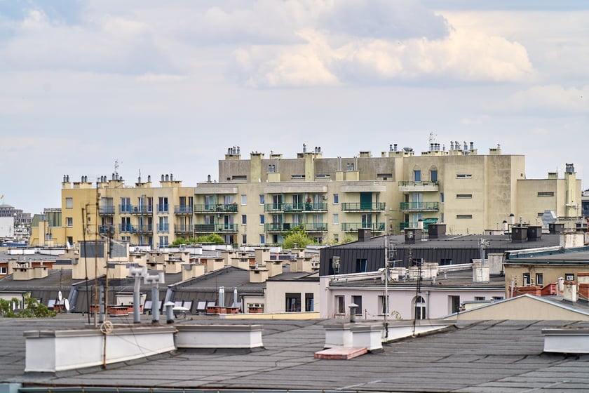 Widok budynku z neonem Dobry wiecz&oacute;r we Wrocławiu&nbsp;