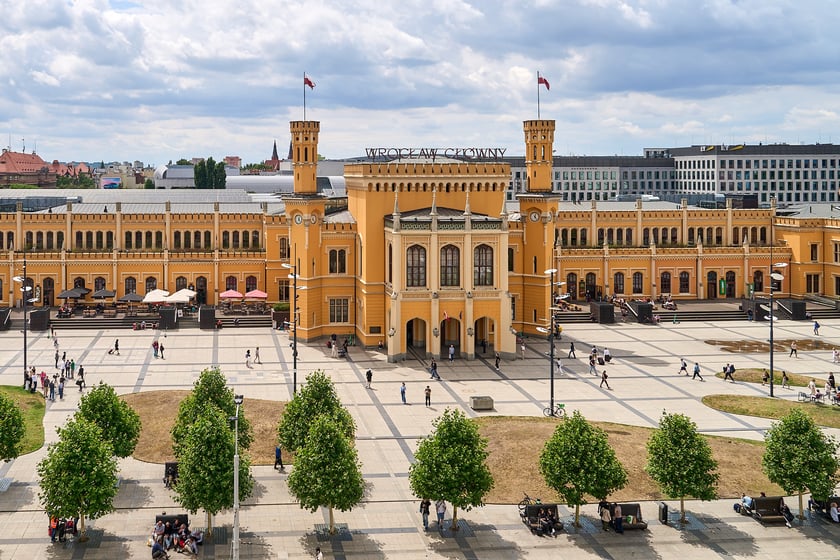 Widok budynku z neonem Dobry wiecz&oacute;r we Wrocławiu&nbsp;
