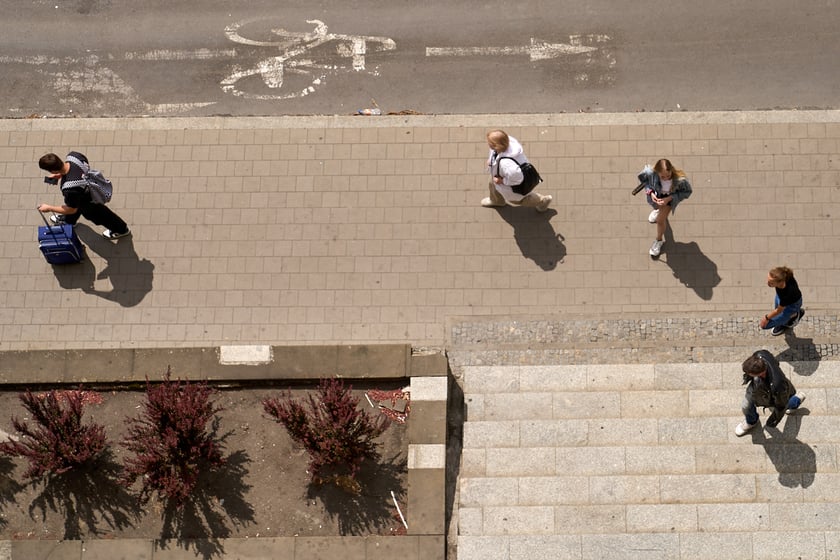 Widok budynku z neonem Dobry wiecz&oacute;r we Wrocławiu&nbsp;