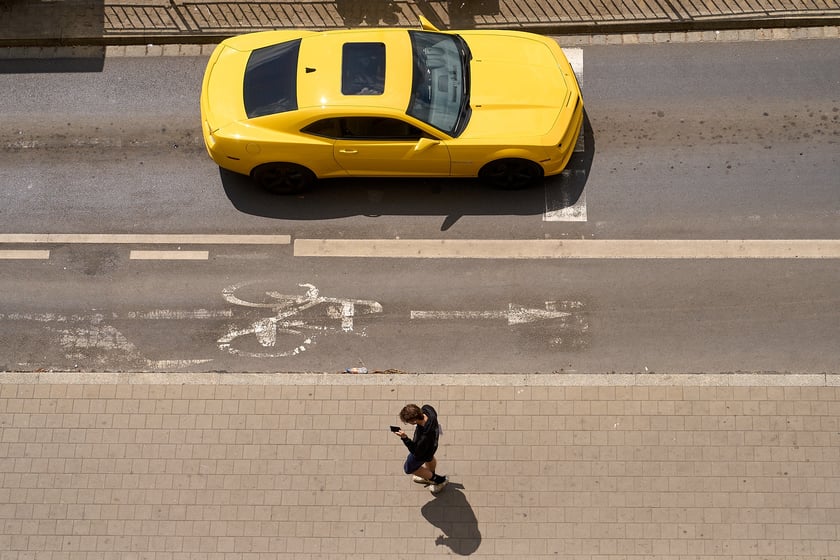 Widok budynku z neonem Dobry wiecz&oacute;r we Wrocławiu&nbsp;