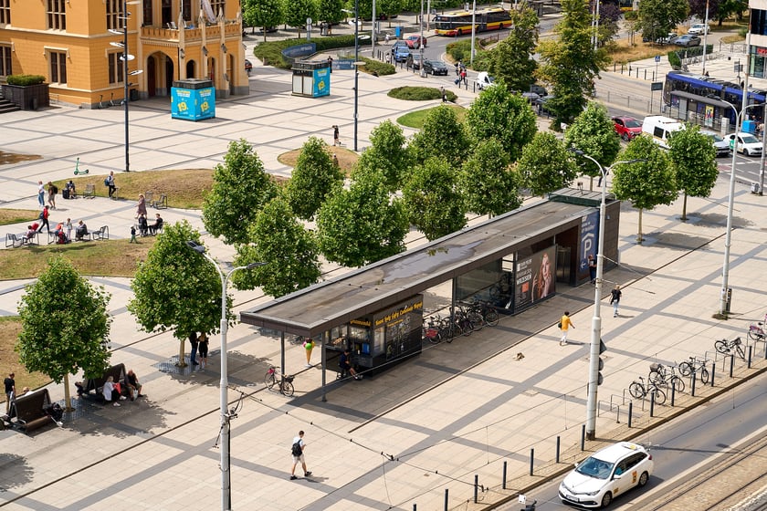 Widok budynku z neonem Dobry wiecz&oacute;r we Wrocławiu&nbsp;