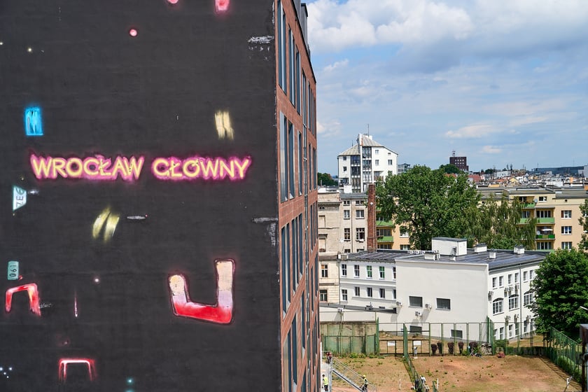 Widok budynku z neonem Dobry wiecz&oacute;r we Wrocławiu&nbsp;