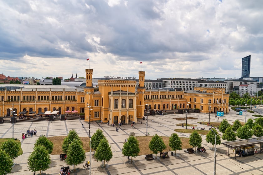 Widok budynku z neonem Dobry wiecz&oacute;r we Wrocławiu&nbsp;