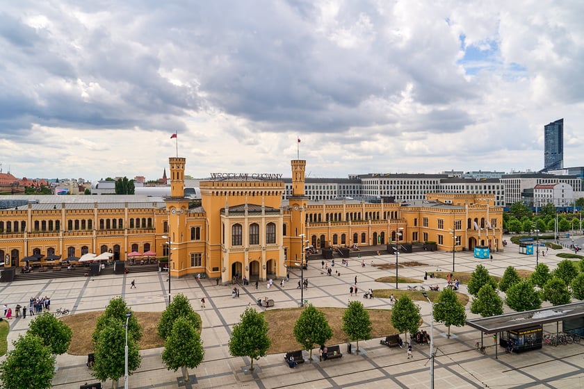 Widok budynku z neonem Dobry wiecz&oacute;r we Wrocławiu&nbsp;
