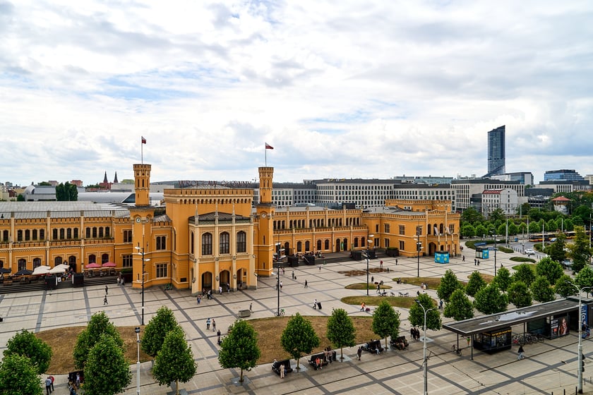 Widok budynku z neonem Dobry wiecz&oacute;r we Wrocławiu&nbsp;
