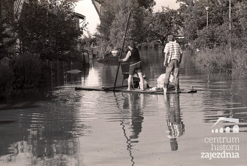 Wielka pow&oacute;dź we Wrocławiu. Trzy osoby na tratwie na Swojczycach&nbsp;