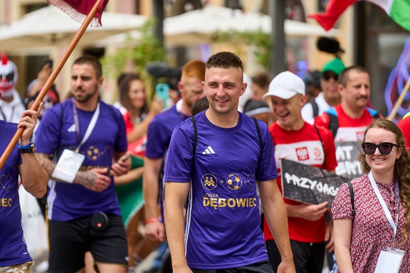 Parada rozpoczynająca Międzynarodowy Turniej Piłki Nożnej Ulicznej Os&oacute;b Bezdomnych Wrocław Cup 2024