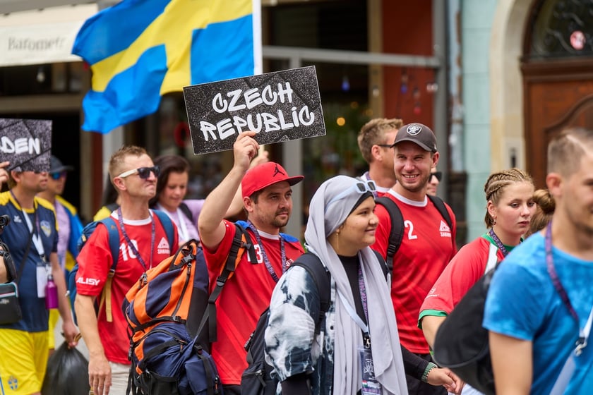 Parada rozpoczynająca Międzynarodowy Turniej Piłki Nożnej Ulicznej Os&oacute;b Bezdomnych Wrocław Cup 2024