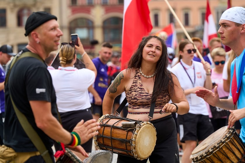 Parada rozpoczynająca Międzynarodowy Turniej Piłki Nożnej Ulicznej Os&oacute;b Bezdomnych Wrocław Cup 2024
