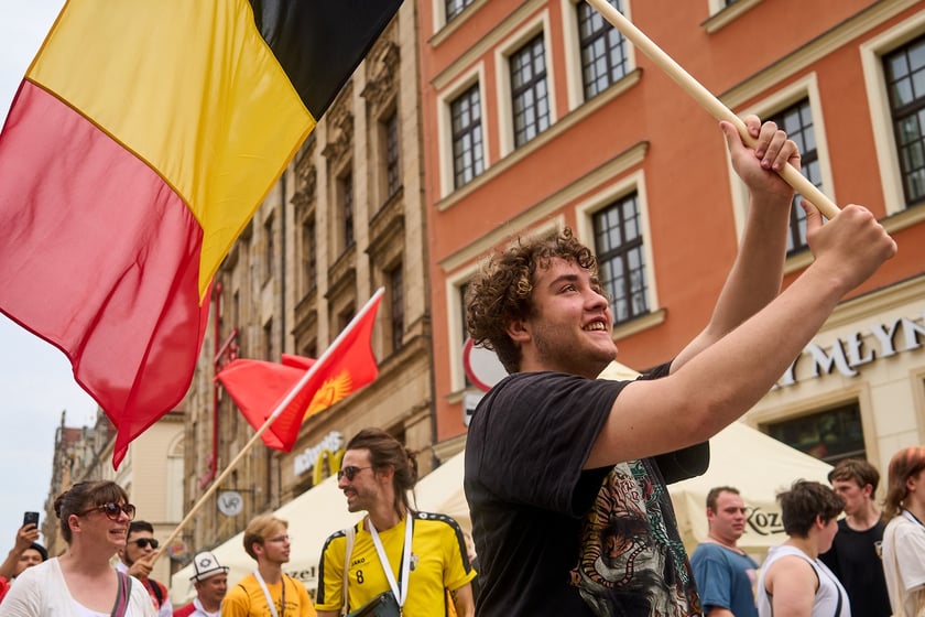 Parada rozpoczynająca Międzynarodowy Turniej Piłki Nożnej Ulicznej Os&oacute;b Bezdomnych Wrocław Cup 2024