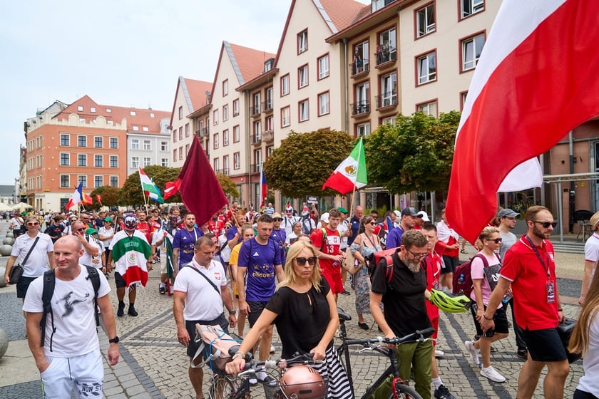 Parada rozpoczynająca Międzynarodowy Turniej Piłki Nożnej Ulicznej Os&oacute;b Bezdomnych Wrocław Cup 2024