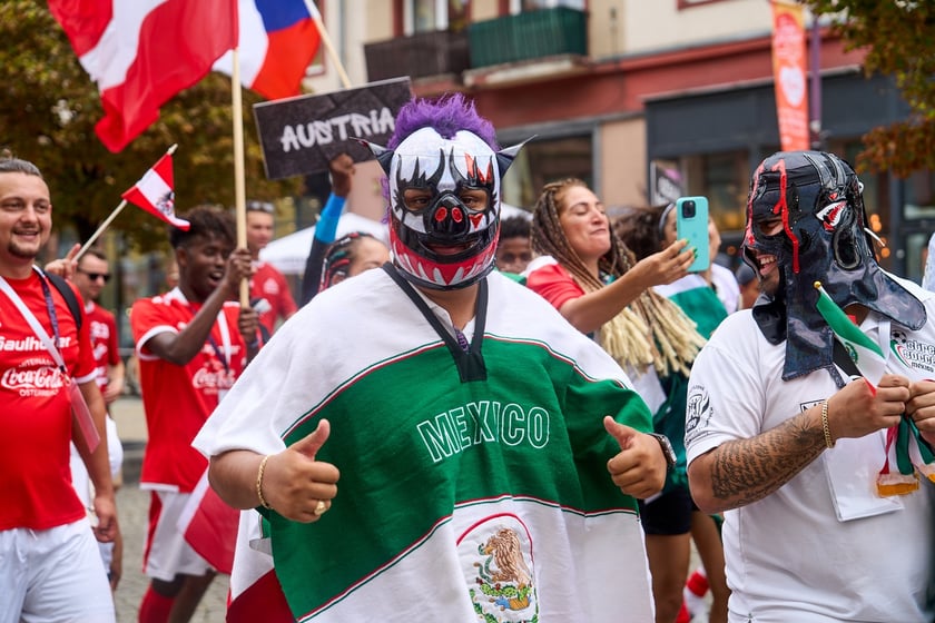 Parada rozpoczynająca Międzynarodowy Turniej Piłki Nożnej Ulicznej Os&oacute;b Bezdomnych Wrocław Cup 2024