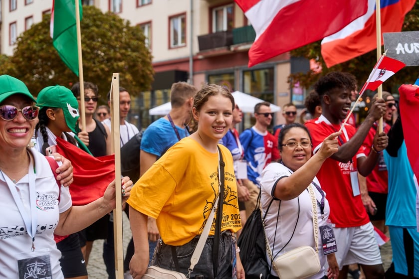 Parada rozpoczynająca Międzynarodowy Turniej Piłki Nożnej Ulicznej Os&oacute;b Bezdomnych Wrocław Cup 2024