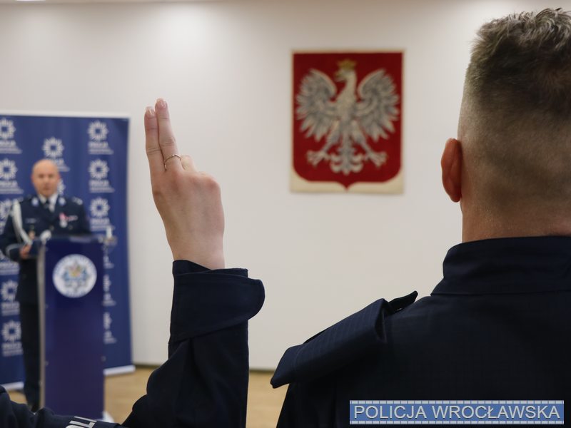 Nowe policjantki i nowi policjanci. Funkcjonariusze złożyli uroczyste ślubowanie we wtorek, 23 lipca, w obecności Komendanta Miejskiego Policji we Wrocławiu