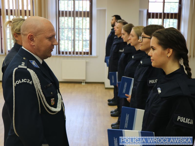 Nowe policjantki i nowi policjanci. Funkcjonariusze złożyli uroczyste ślubowanie we wtorek, 23 lipca, w obecności Komendanta Miejskiego Policji we Wrocławiu