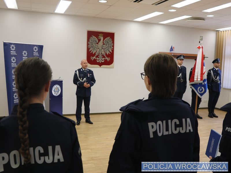 Nowe policjantki i nowi policjanci. Funkcjonariusze złożyli uroczyste ślubowanie we wtorek, 23 lipca, w obecności Komendanta Miejskiego Policji we Wrocławiu