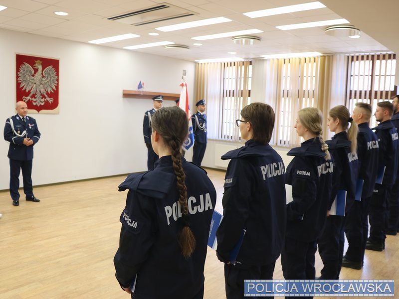 Nowe policjantki i nowi policjanci. Funkcjonariusze złożyli uroczyste ślubowanie we wtorek, 23 lipca, w obecności Komendanta Miejskiego Policji we Wrocławiu