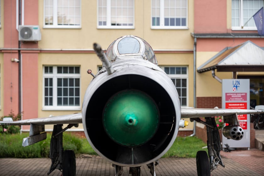 MiG-21&nbsp;przed budynkiem Lotniczych Zakład&oacute;w Naukowych przy ul. Kiełczowskiej&nbsp;