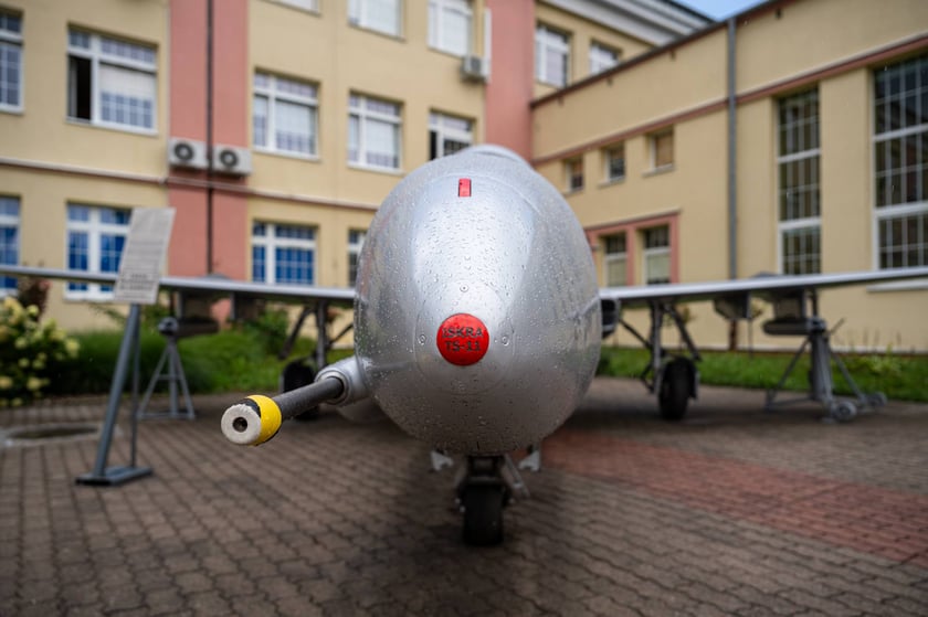 Iskra TS-11 przed budynkiem Lotniczych Zakład&oacute;w Naukowych przy ul. Kiełczowskiej&nbsp;