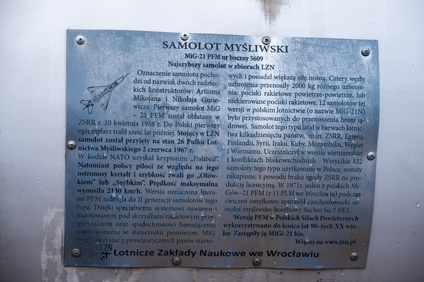 Tabliczka z opisem samolotu myśliwskiego MiG-21 PFM