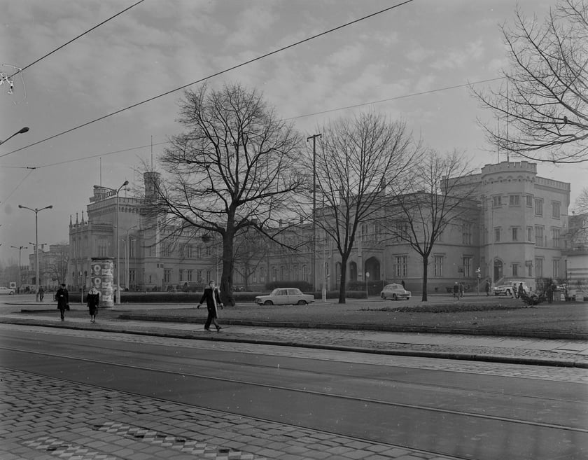 Dworzec Gł&oacute;wny we Wrocławiu&nbsp; w latach 70. XX w. Elewacja p&oacute;łnocno-wschodnia