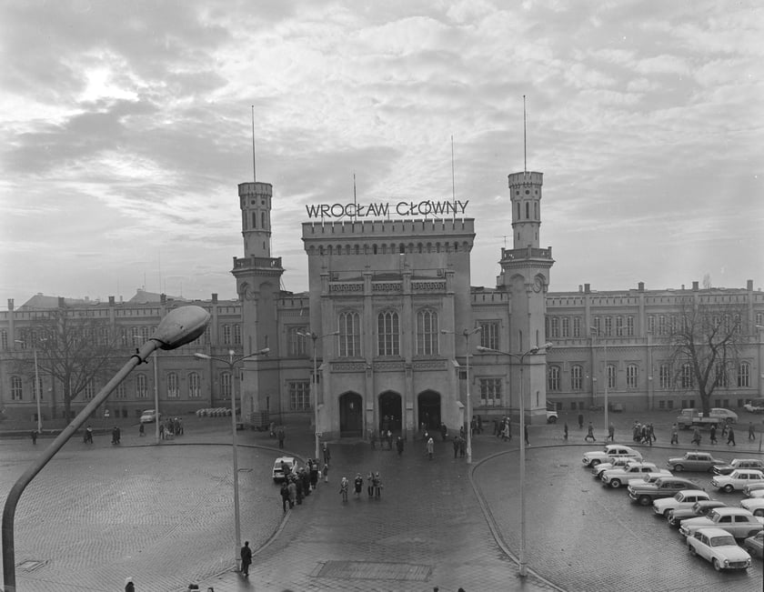 Dworzec Gł&oacute;wny we Wrocławiu w latach 70. Elewacja frontowa