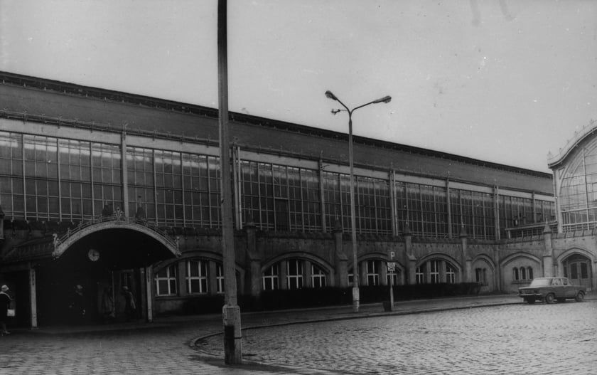 Dworzec Gł&oacute;wny we Wrocławiu w latach 70. Elewacja wschodnia