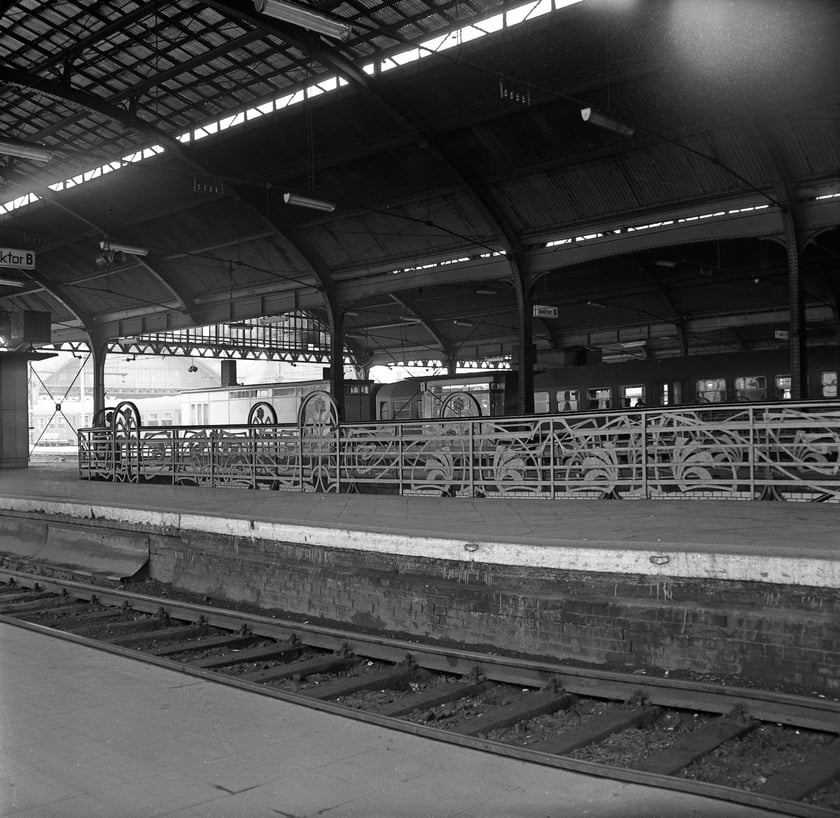 Dworzec Gł&oacute;wny we Wrocławiu w latach 70. Peron 1