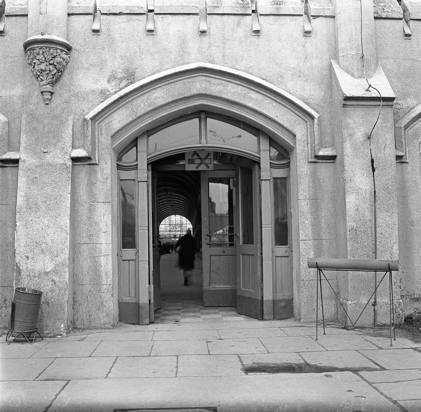 Dworzec Gł&oacute;wny we Wrocławiu w latach 70. Elewacja wschodnia