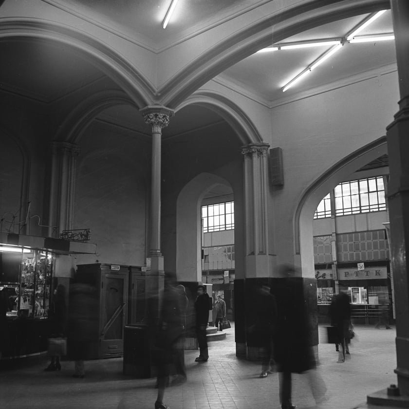 Dworzec Gł&oacute;wny we Wrocławiu w latach 70. Środkowy westybul